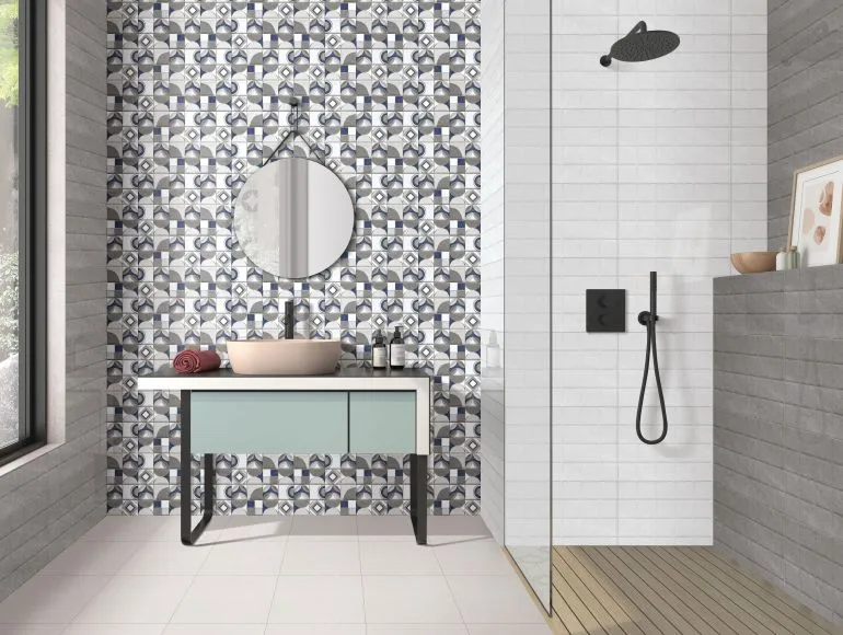 Stylish mable bathroom design featuring with marble inspired tiles